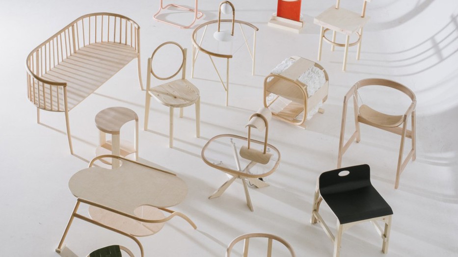 A Moholy-Nagy Művészeti Egyetem formatervező hallgatóinak bútortervezései az Átjárások című kiállításon a Budapest Design Week 2025 programjában – kortárs magyar design, természetes anyagok és innovatív formavilág találkozása a MOME műhelyeiből