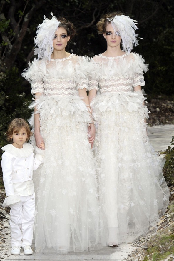 A kifutón demonstrált a melegházasság mellett a Chanel