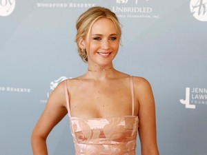 Koszos köröm, kibuggyanó melltartó - Jennifer Lawrence még így is cuki
