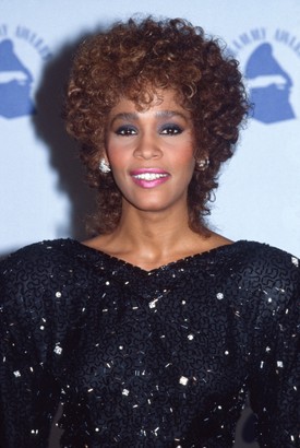 A mindig gyönyörű Whitney Houston összehangba hozta a ruhaválasztást sminkjével