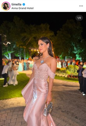 Gelencsér Timi Demeter Richárd ruhakölteményében jelent meg a bálon, beragyogva a balatoni éjszakát.