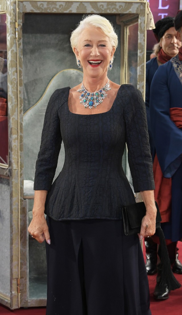 Helen Mirren gyaloghintóban érkezett a vörös szőnyegre, majd lazán telefonálni kezdett