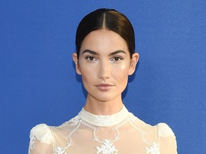 Lily Aldridge maxiruhája egy igazi álom