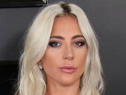 Lady Gaga hihetetlen ruhában vezeti fel az év divatgáláját