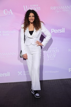 Kulcsár Edina szettje egyszerre volt laza, mégis elegáns. A hófehér, sikkes nadrágkosztümjét sportcipővel tette igazán egyedivé. A frizuráját pedig még talán sosem láthattuk így, imádtuk az extra göndör tincseit! 