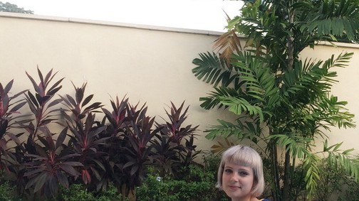 Anna a banánfák alatt, medence mellett tölti a mai napot