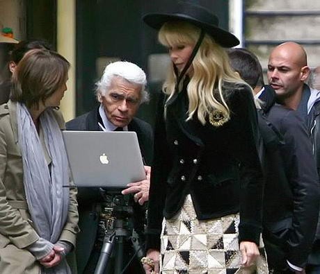 Lagerfeld és Claudia Schiffer munka közben