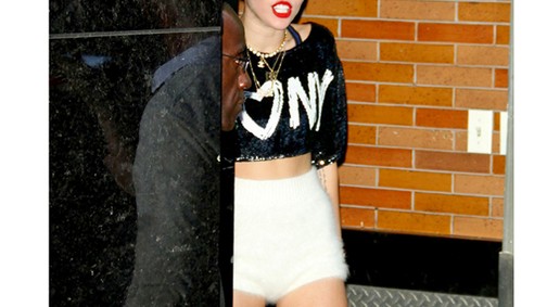 Miley Cyrus brutális csizmában mutatta meg a combjait