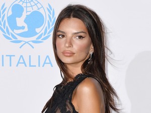 Hú, Emily Ratajkowski meztelenruhája annyira szexi
