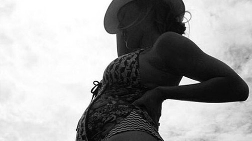 Már elég nagy Bar Refaeli pocakja, megint fürdőruhában mutatta meg!