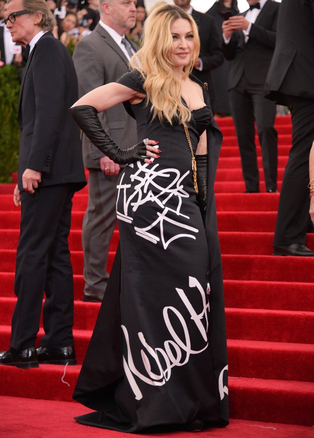 Madonnának Kínáról az jutott eszébe, hogy ott sokan vannak, akik akár meg is vehetnék a Rebel Heart című új lemezét, ha valaki elfelejtené az album címét a ruhájára rá van írva