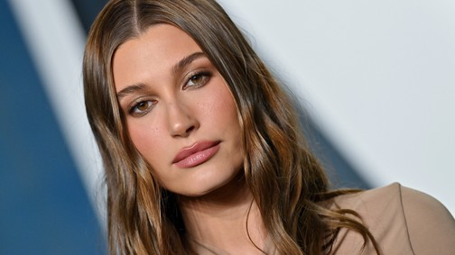 Hailey Bieber most már határozottan barna hajú lett