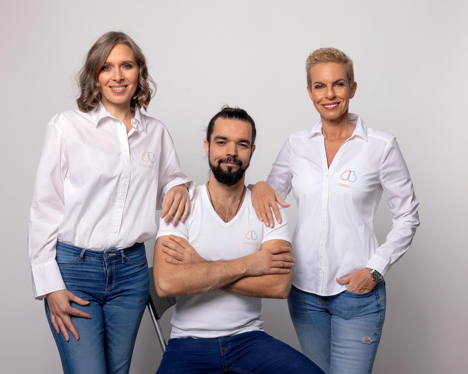 Wágner Rózsa, Mezei Gergő László és Hollós Kata az Átszervezés Alapítvány munkatársai