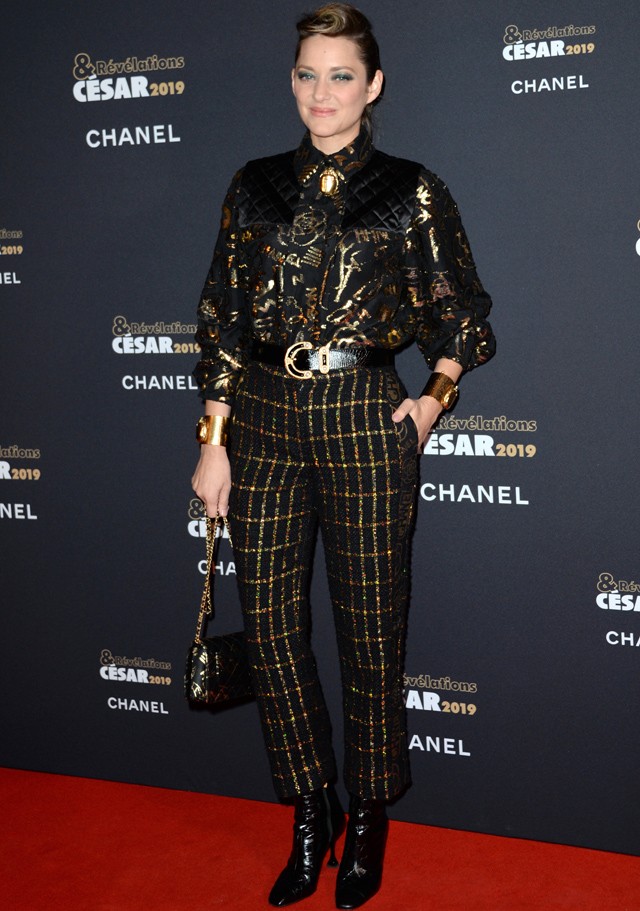 A gyönyörű színésznő szettje tetőtől-talpig Chanel, ez sem szokványos gálázós szett, de jól passzol Marion Cotillard váratlan választásainak sorába