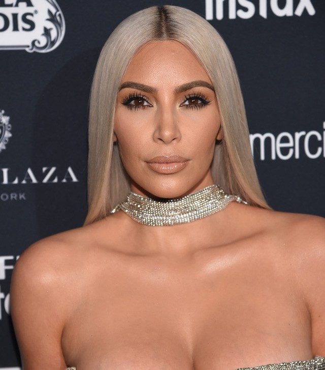 Kim Kardashian szettjét csak imádni vagy utálni lehet! Támad a biciklisnadrág!