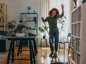 „A takarítás mindig a megelégedettség és visszaszerzett kontroll érzésével jár” - pszichológus magyarázza el, miért olyan jó érzés takarítani egy nehezebb időszakban