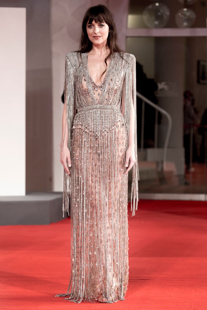 Dakota Johnson ruhájára a velencei filmfesztiválon nincsenek szavak