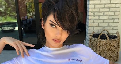 Kendall Jenner-t mindenki imádja ebben a kockás fürdőruciban!