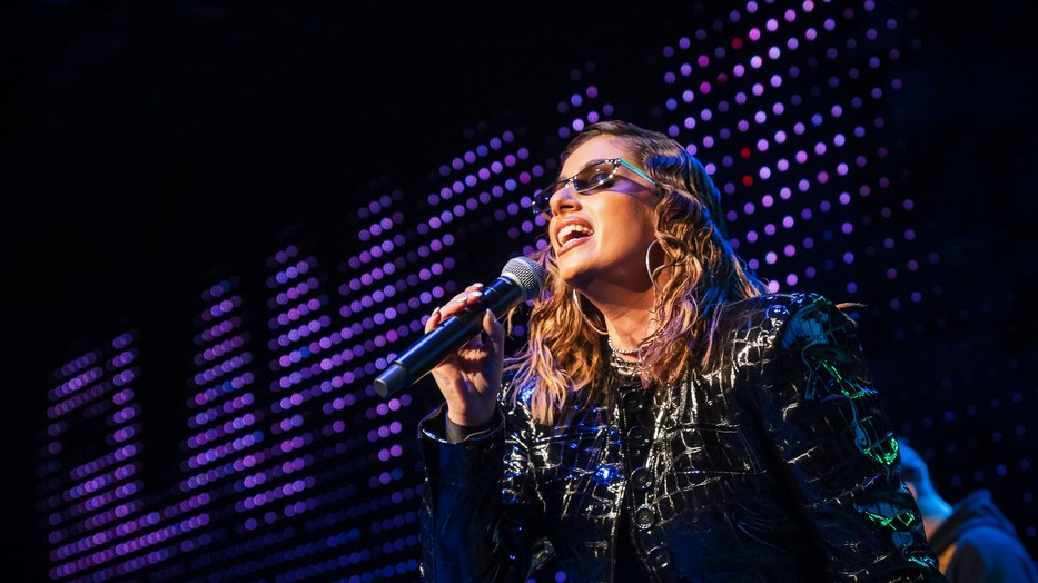 Radics Gigi a GLAMOUR Women of the Year 2024-es díjátadóján minikoncertet adott zenekarával