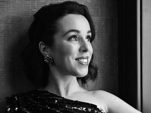 Kozma Orsi tetőtől talpig flitterben ünnepli a pénteket