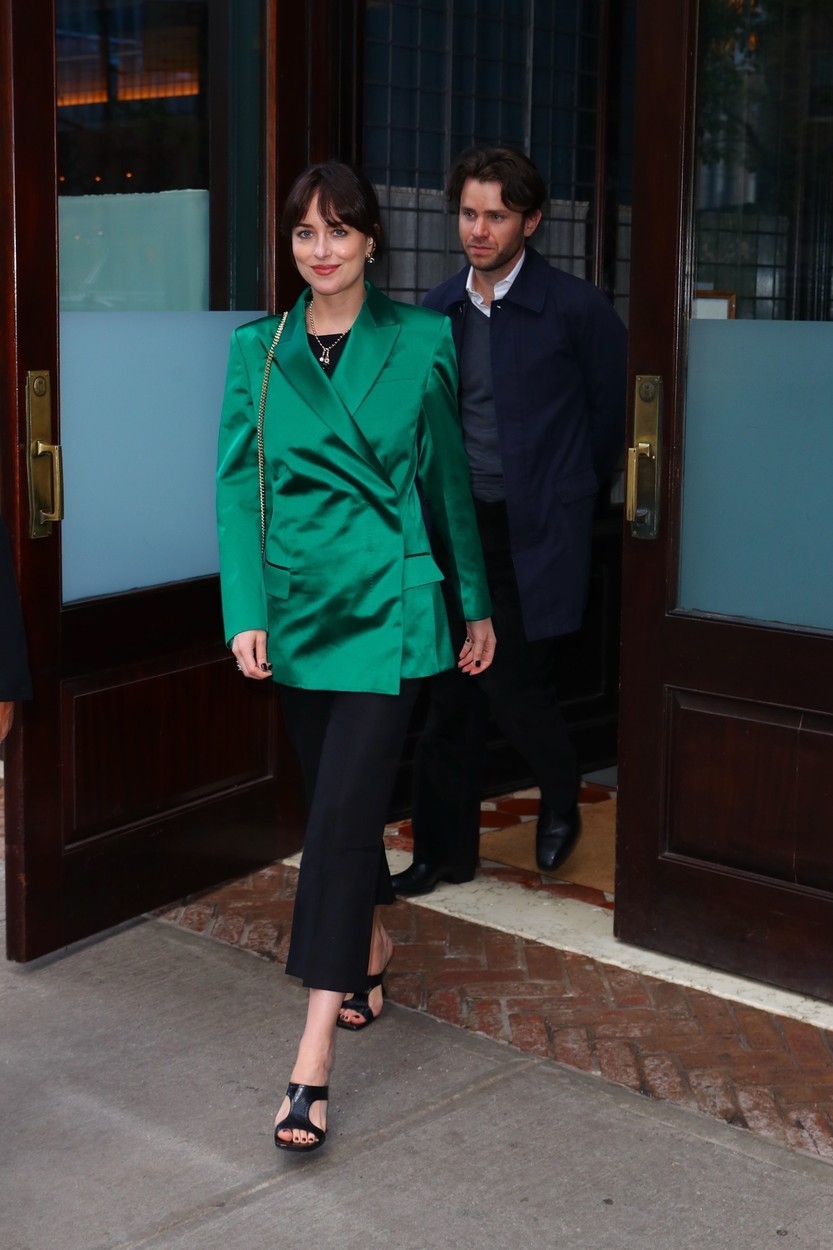 Dakota Johnson a sikkes blézerek királynője