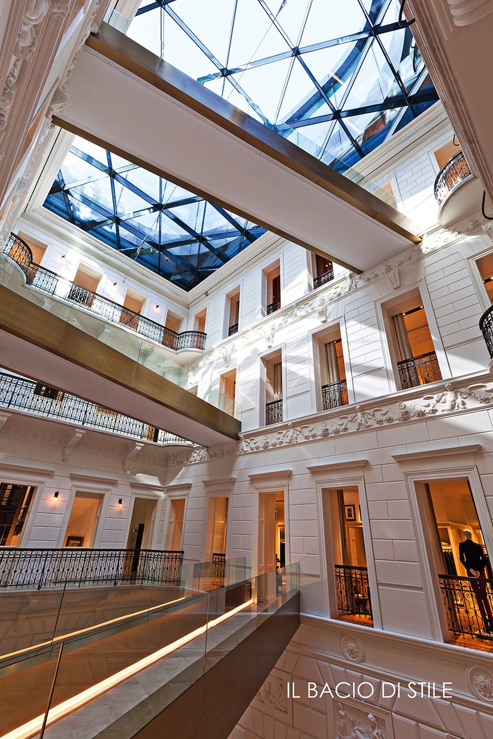 Az Andrássy úti luxuspláza, Il Bacio di Stile, századfordulós eleganciát ötvözött modern designnal egyedülálló vásárlói élményért.