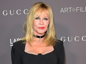 Nem találtuk volna ki, hogy ő az, de a 60 éves Melanie Griffith fürdőruhája tökéletes