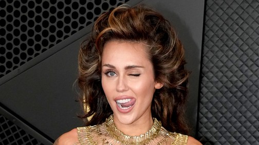 Miley Cyrus aprócska ruhában tett mindent elsöprő bejelentést