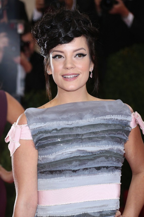 Lily Allen a feje köré tekert fonattal izgalmas színfoltja volt a gálának.