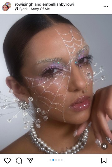 Fehér vagy fekete szemceruzával rajzolj pókhálót tetszőlegesen az arcod bármelyik részére! 