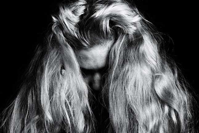 A futurisztikus kanadai énekesnő legutóbb egy mini kollekciót tervezett a Saint Laurent tavaszi-nyári férfi kollekciójához. Az inspirációt Yves Saint Laurent eredeti hetvenes évekbeli posztereiből merítette és olyan csodás mintákat használt, mint a hattyúk, kígyók, majmok és a klasszikus YSL logók.