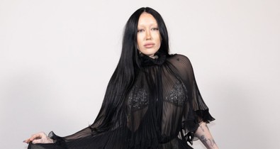 Noah Cyrus nyakláncot használt melltartóként, és minden joga megvan hozzá