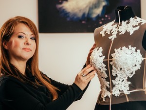 „Elmeséli, hogy már ő sem látja saját magában a nőt, és te csak nyeled a könnyeidet” - Halász Éva divattervező kerekesszékes lányoknak tervezett meseszép ruhákat