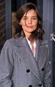 2010-re Katie Holmes újra elkezdte növeszteni haját, amely színében ugyancsak megmaradtak a sötétebb barna árnyalatok. A Madison Avenue-n nyílt Hermes üzlet megnyitójára lágy hullámokkal készítették el a fodrászok a frizuráját. 