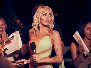 Miley Cyrus fehérneműben pózol a brit Vogue címlapján