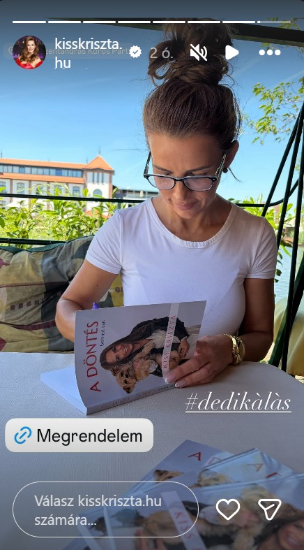 Kiss Kriszta lelkesen dedikálta a köteteket