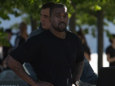 Mélyrepülés: 30 embert rúgott ki Kanye West