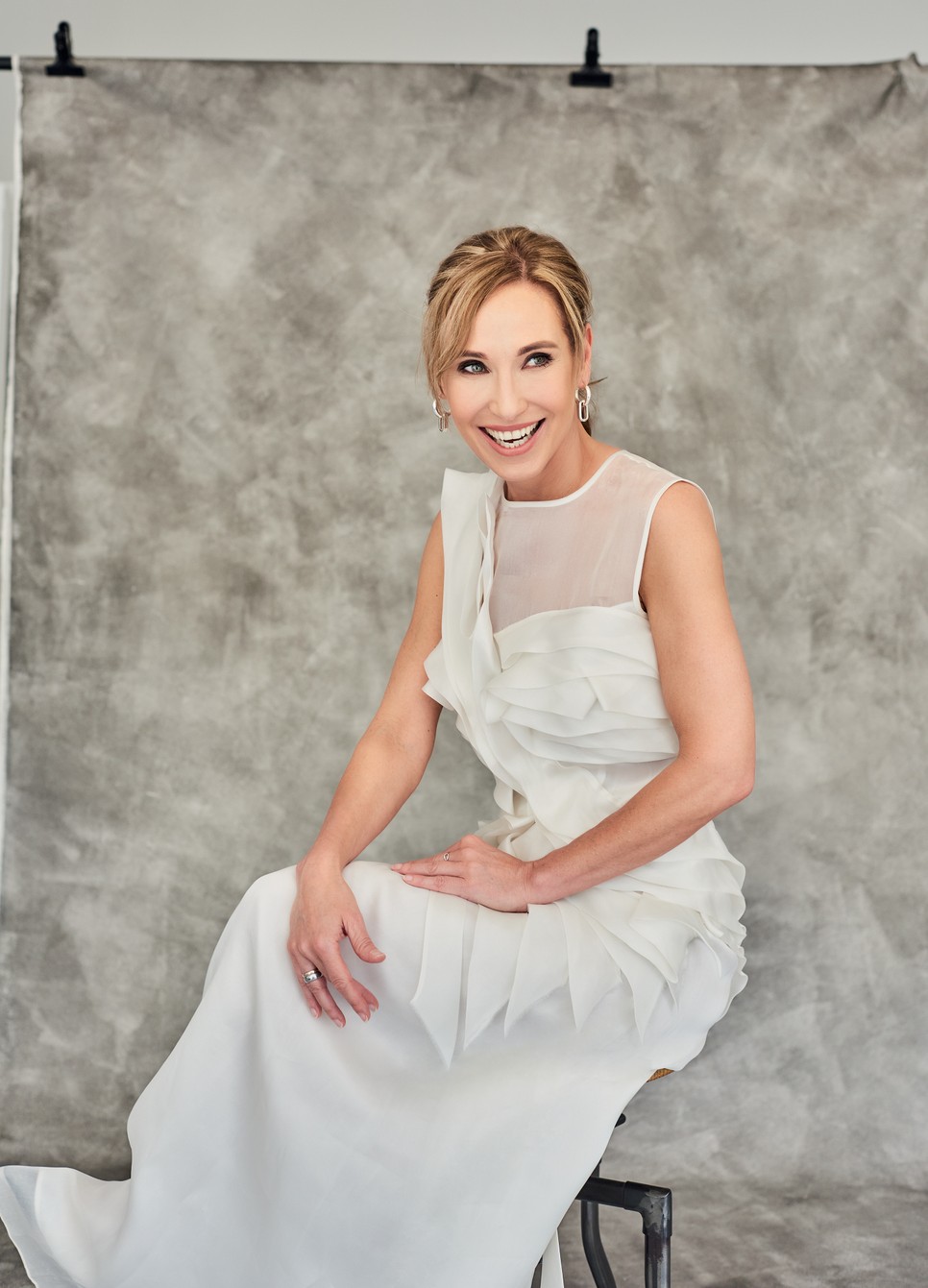 Bombera Krisztina | Ruha VIKTORIA VARGA BUDAPEST | Fülbevaló NILE ATELIER nileatelier.com