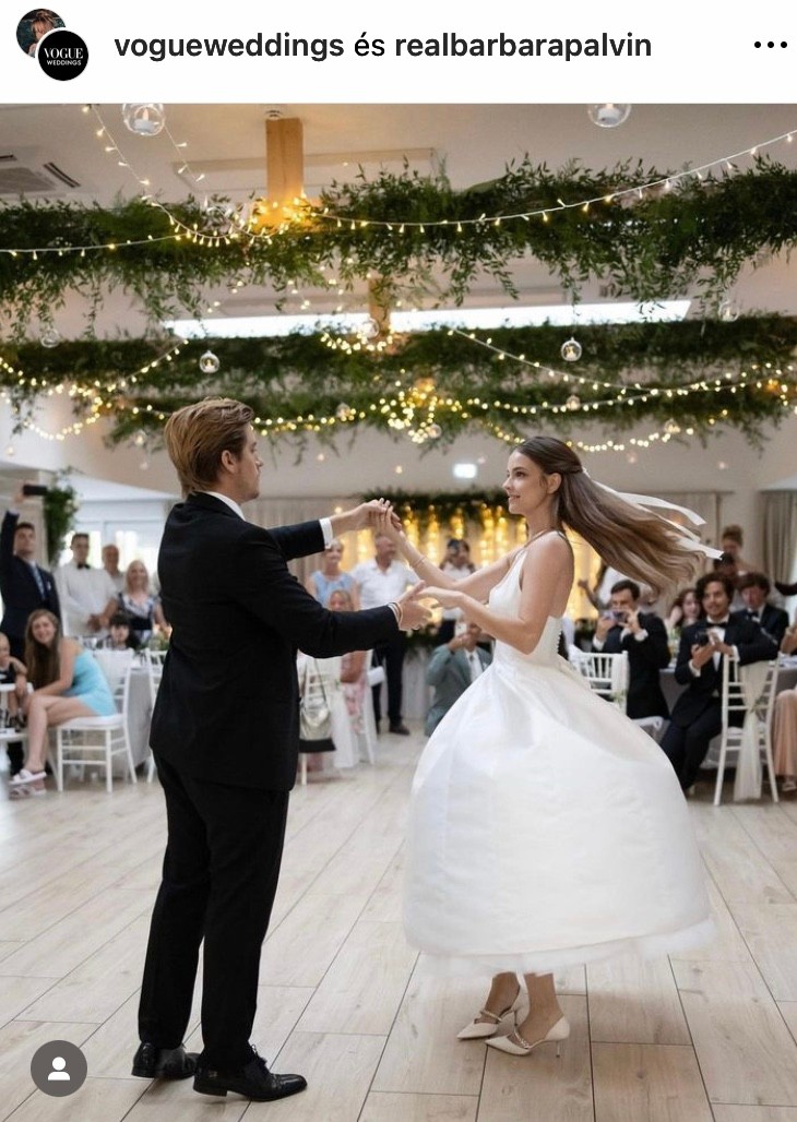 Palvin Barbara csodás Philosophy di Lorenzo Serafini modellre cserélte első ruháját, amit egy Jimmy Choo cipő tett még mesésebbé