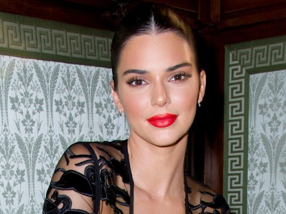 Kendall Jenner bemutatta a világ legmélyebb dekoltázsát és hozzá a mellbimbóját is