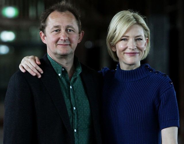 *Cate Blanchett és Andrew Upton* Cate Blanchettre és párjára nézve a mai napig sok rosszalló teszi fel a kérdést: vajon mit látott meg a bájos színésznő ebben a férfiban? Nos, Cate mindig is azt vallotta, hogy 24 éve tartó házasságuk egyik kulcsa az, hogy hasonlóak az érdekeik és a világnézeteik, ezért soha nem unatkoznak egymás mellett.  Továbbá nekik sincsenek titkaik egymás előtt, sőt, még az e-mail címük is közös.