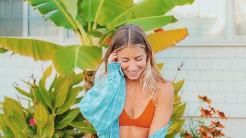 Egy vegán influenszer elkezdett CSAK húst enni, a rajongói megtámadták