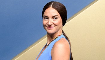 Shailene Woodley óriási dekoltázst villantott, hivatalosan is az övé idén az Emmy legbátrabb ruhájának járó cím