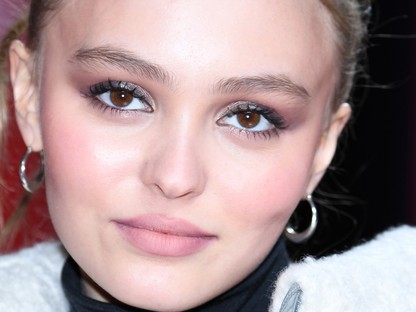 Johnny Depp lánya egy csirkét ölelget és közben tevepatát villant