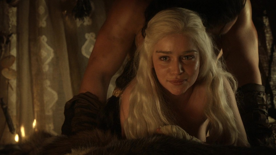 Emilia Clarke a forgatáson, és előtte is sírt az intim jelenetek és a körülmények miatt