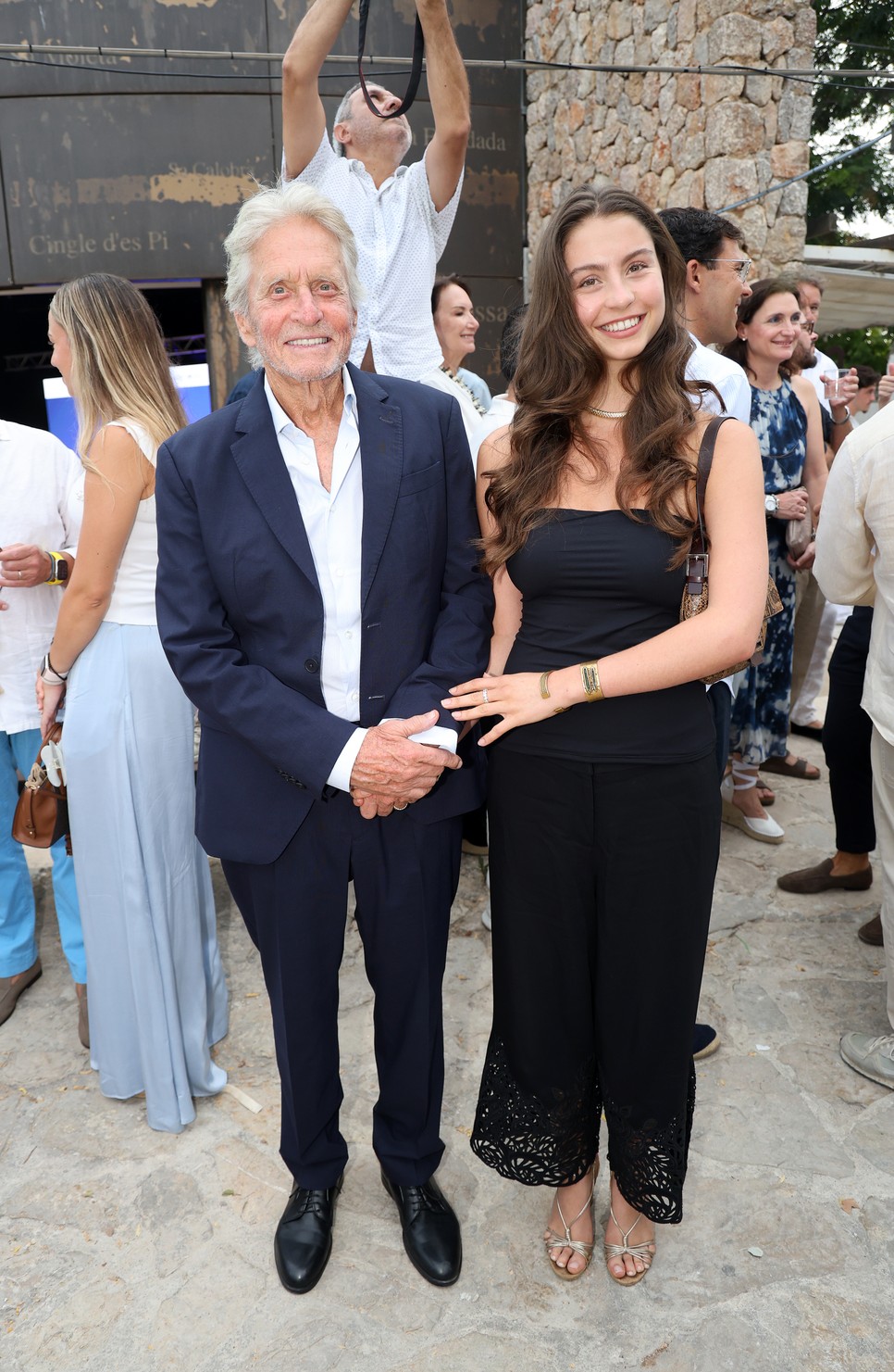 Michael Douglas boldogan pózolt a fotósoknak Carys Zeta Douglas mellett Mallorcán