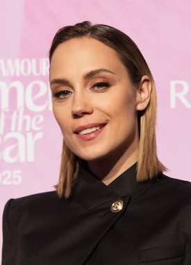 Letisztult smink és haj, ami hibátlanul egészítette ki Lékai-Kiss Ramóna megjelenését a gálán. Az ékszereket sem vitte túlzásba a műsorvezető, egy köves gyűrű és arany gomb volt a csillogó részlet mindössze, ami jól passzolt a kifinomult összhatáshoz.