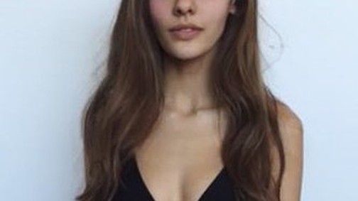 Elképesztő! 15 kg-ot hízott a modell alkatú lány és így vált igazi bombázóvá!