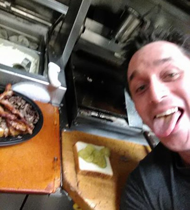 Berúgott, aztán az alvó személyzet mellett kaját csinált magának a gyorsétteremben, és szerencsére végigszelfizte