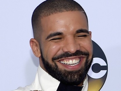 A szívünk szakad meg: Így lepte meg Drake a kórházban ezt a 11 éves beteg kislányt